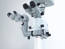 ZEISS OPMI LUMERA 300 LEDは、アシスタントつきの手術用顕微鏡