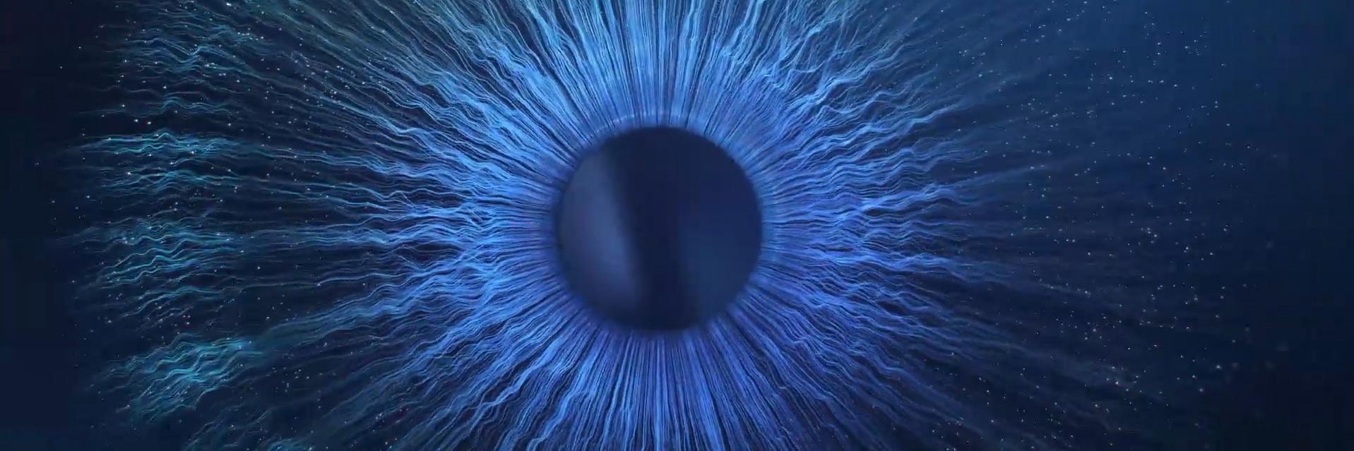 想像の限界に挑戦するモーション ‐ 暗闇の中で青い眼球を接写。