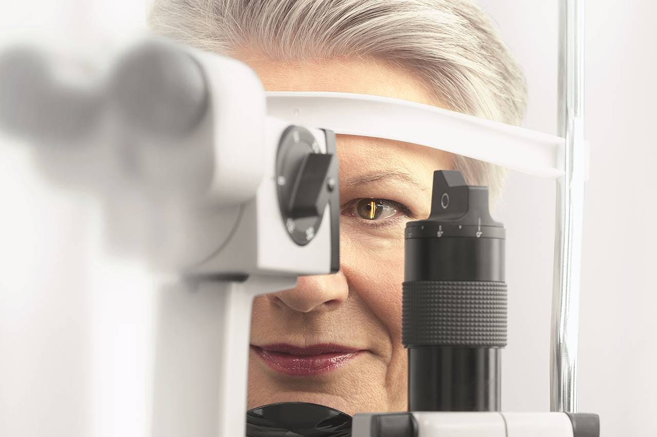 woman_slit_lamp.jpg