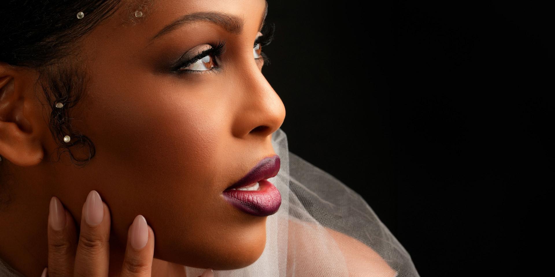 The ZEISS Loxia 2.8/21 lens, featuring a compact design and precision focus ring, engineered for high-resolution photography and videography.