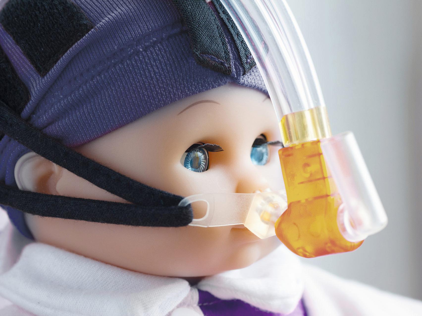 酸素マスクをつけた人形の拡大写真。