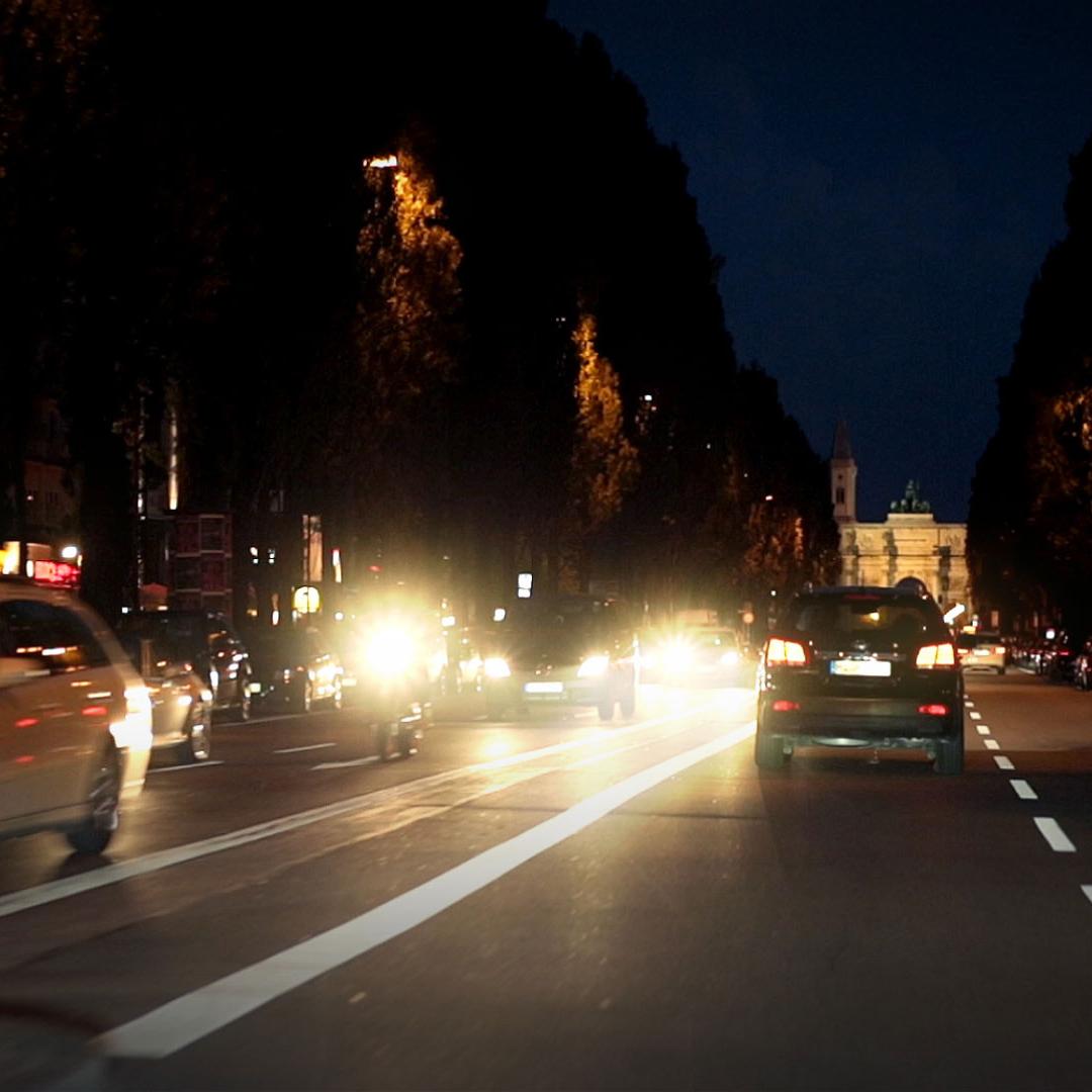 夜間の対向車からのグレアや濡れた道路のぎらつき。 