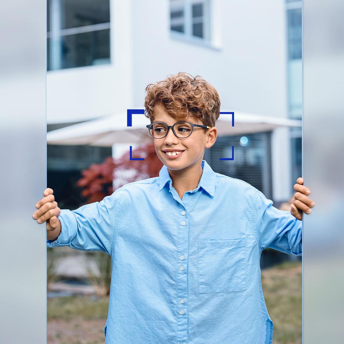 ZEISS  SmartLife Youngレンズを付けた幼い男の子