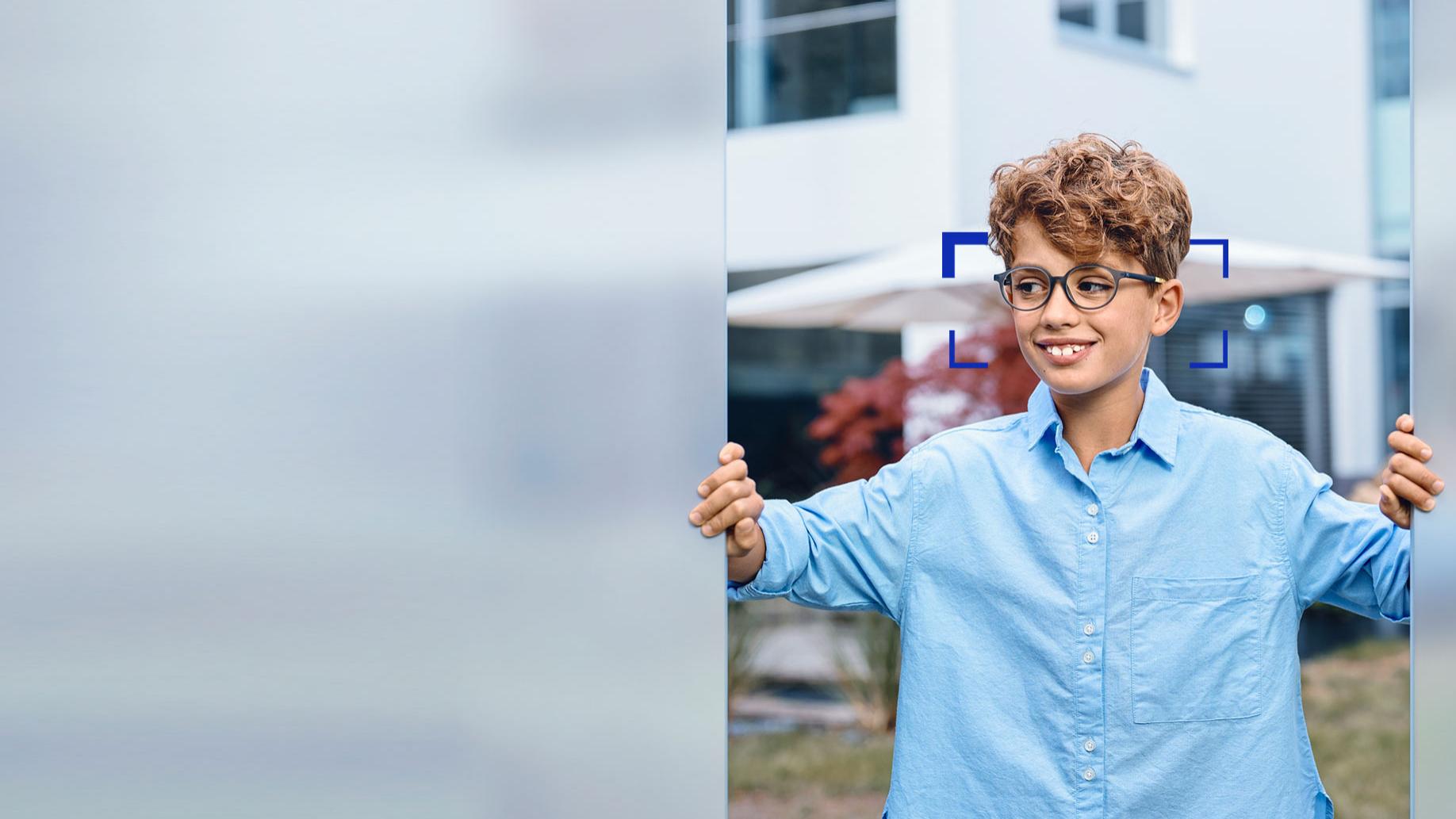ZEISS  SmartLife Youngレンズを付けた幼い男の子