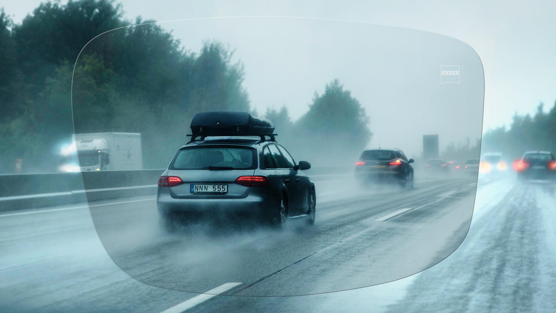ZEISS DriveSafe単焦点レンズ Individualを通した雨天の高速道路の見え方。 