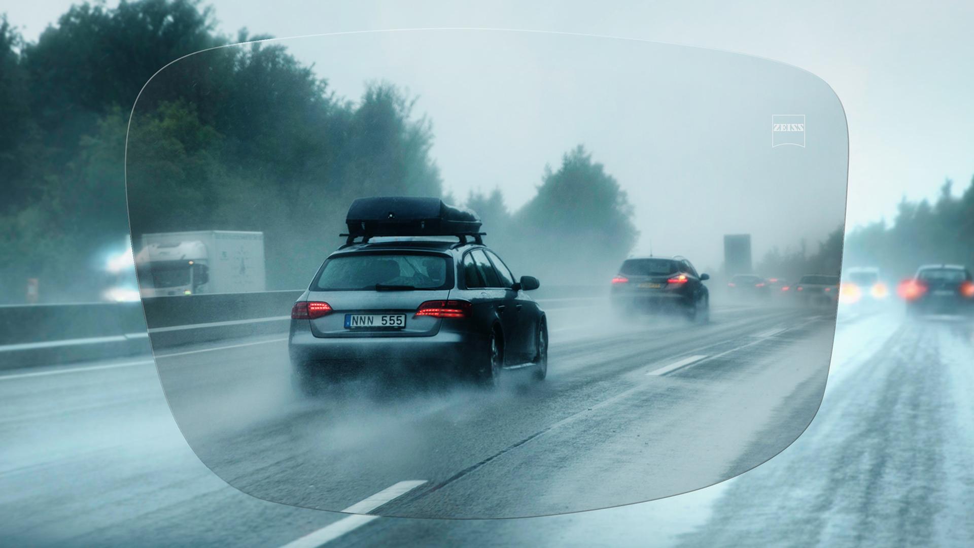 雨天の高速道路で、ツァイス ドライブセーフ 単焦点レンズを通した見え方。 