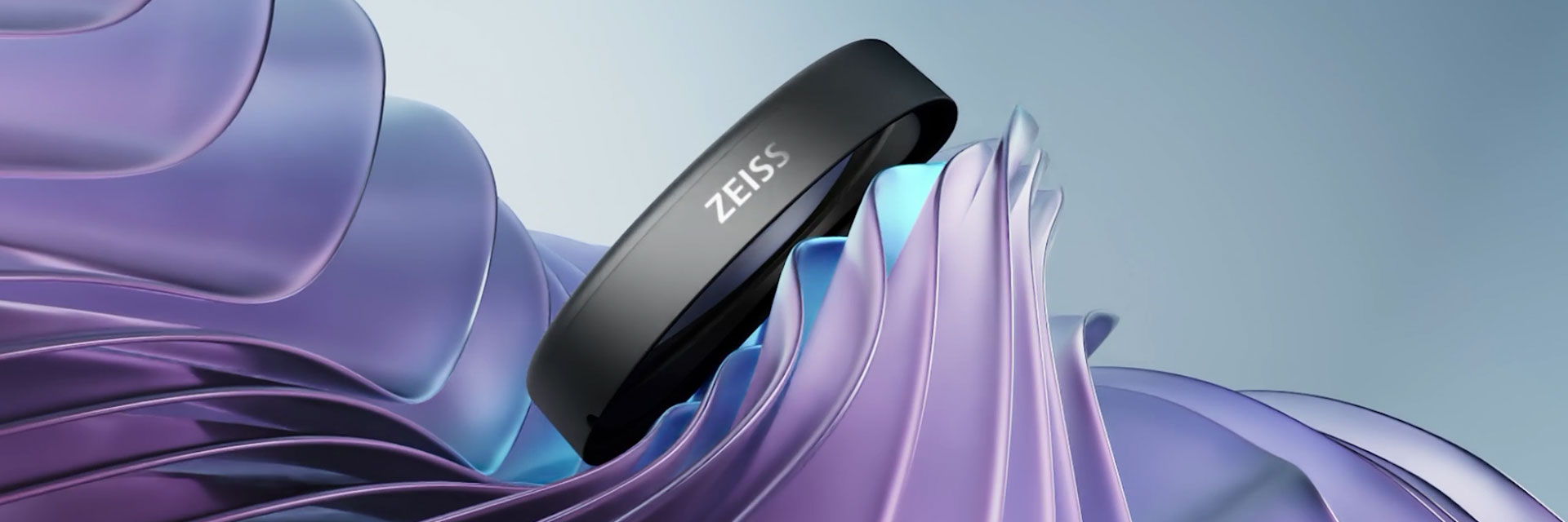 Apple Vision Pro用ZEISS Optical Insertsの横からのクローズアップ。ZEISSのロゴが見える。