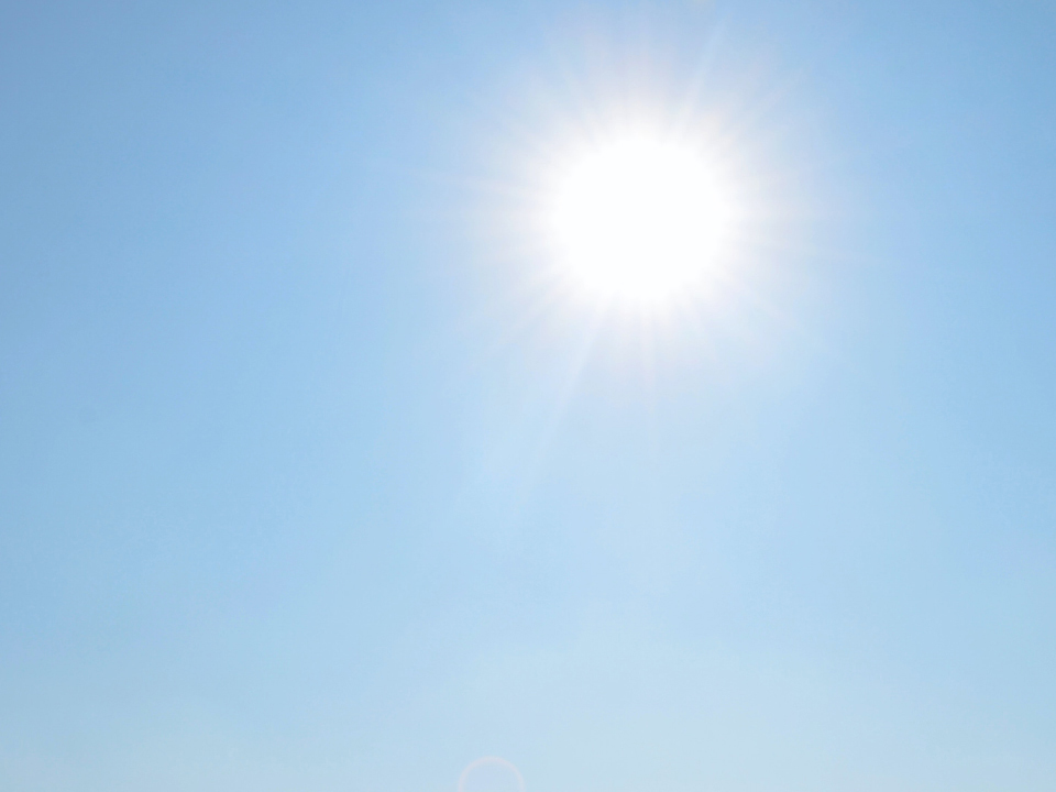 太陽と青空の画像。 