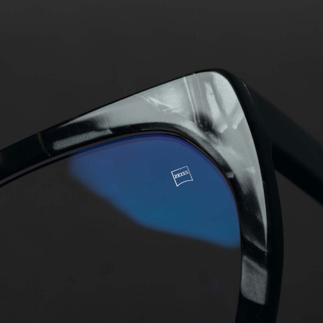 レンズを選ぶ時はZEISSのZの文字を探してください