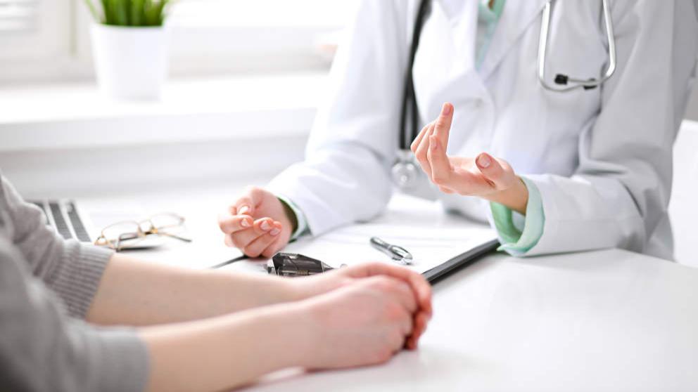 黒いヘルメットに青い鏡面仕上げのZEISS製スキーゴーグルをして、右肩にスキー板をかついでいる男性。