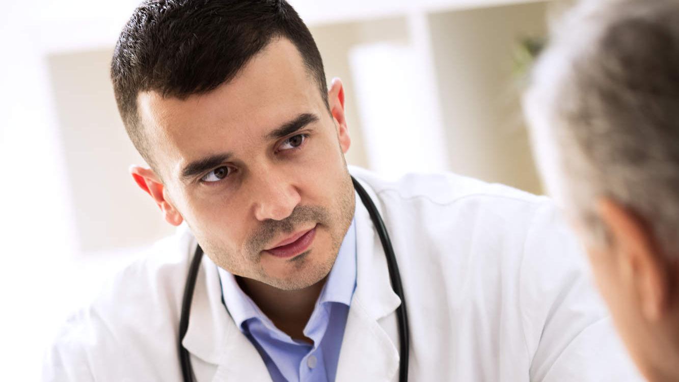 白いヘルメットと透明バイザー付きのZEISS製スキーゴーグルを着けた女性。