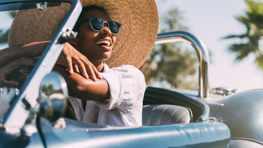 赤いZEISS製スノーゴーグル付きの黒いヘルメット