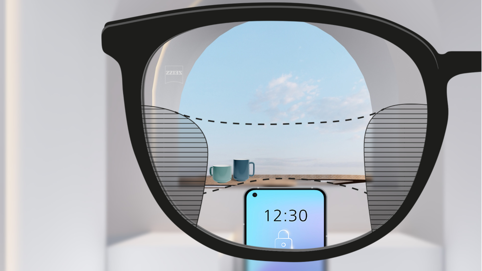 ZEISS SmartLife遠近両用レンズで見たスマートフォンと背景のカップ。左右にぼやけた部分が少しあるが、全体的にクリアに見える。