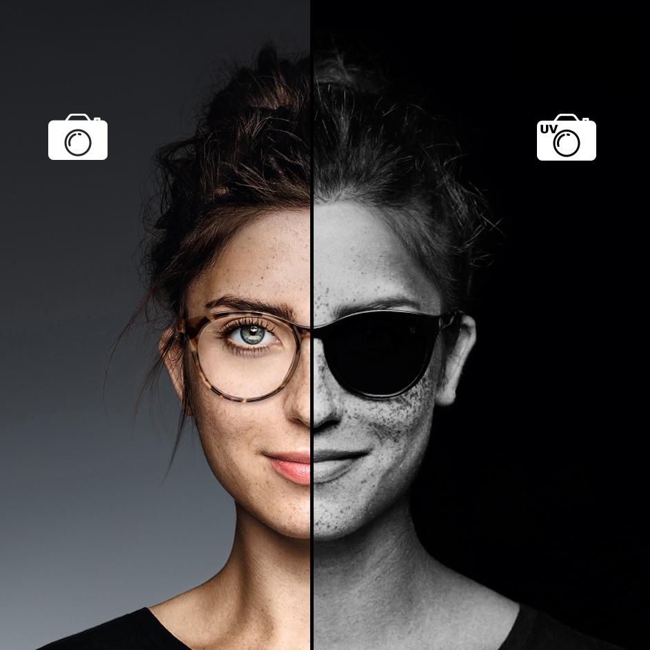 ZEISS UVプロテクトテクノロジーが付いたメガネをかけている女性のクローズアップ。画像の半分は通常のカメラで撮影し、もう半分はUVカメラで撮影したものです。UVカメラの画像では、ZEISSの透明レンズは有害な紫外線のカットにおいて、サングラスと同等の効果があることを示しています。