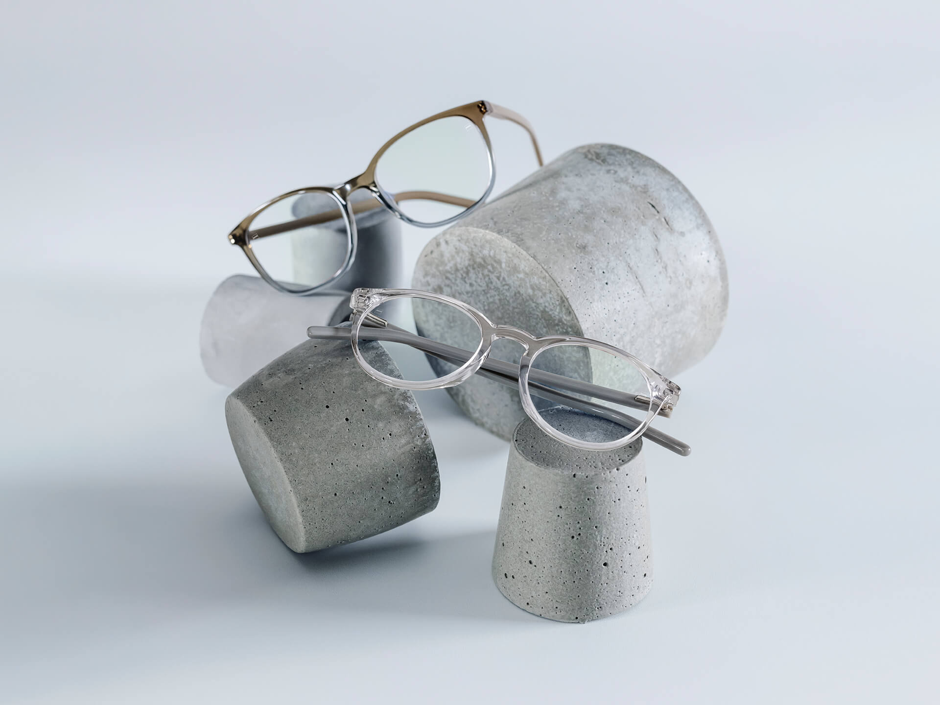 さまざまな大きさの石の台座に置かれたツァイス DuraVision® Chromeコーティングレンズのメガネ。