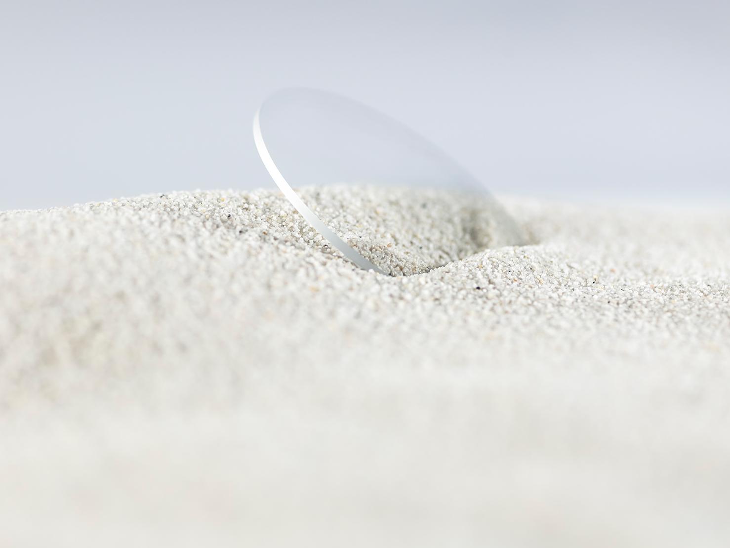 耐久性コーティングを施したツァイスのレンズ。粗めの砂に覆われても傷ついていない。