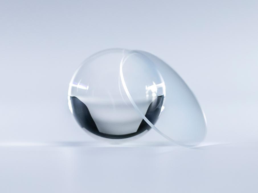 反射せず、クリスタルのように透明なZEISS Platinumコーティングレンズとガラスボールの比較。