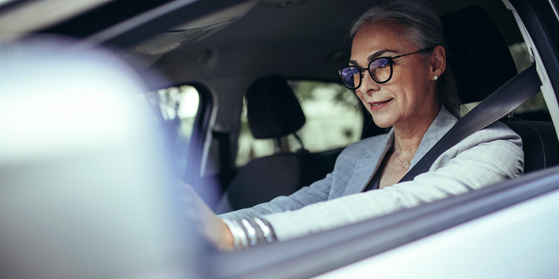 ZEISS DriveSafeメガネを掛けた大人の女性。