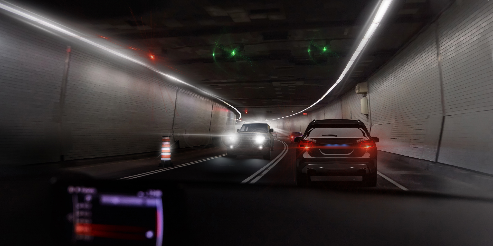 トンネル内で対向車が来た時のドライバーの視界を示す2枚の画像。一つは対向車とトンネルの照明のグレアがあり、もう一方はグレアがはっきりと軽減されている。