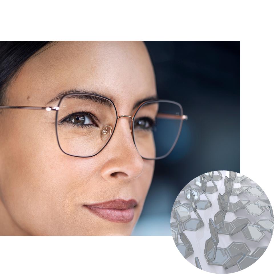 透明なZEISS PhotoFusion Xメガネを掛ける女性と畳まれた色素化合物のイメージ画像。 
