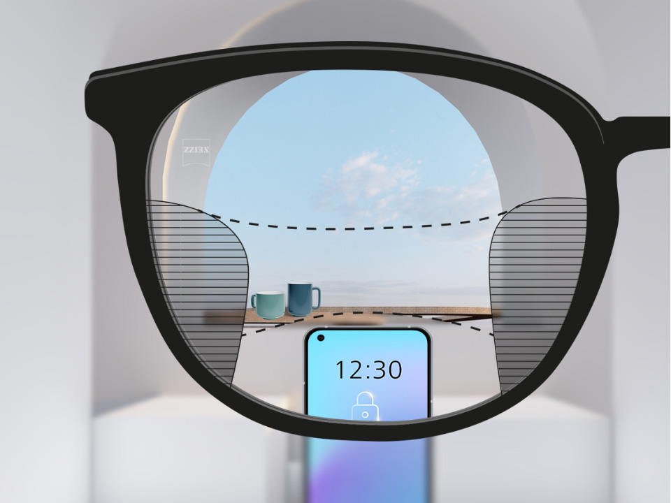 SmartLife遠近両用レンズの視界。近距離（スマートフォン）、中間（コーヒーカップ）、遠距離（空）の3つの幅広いゾーンに分かれている。