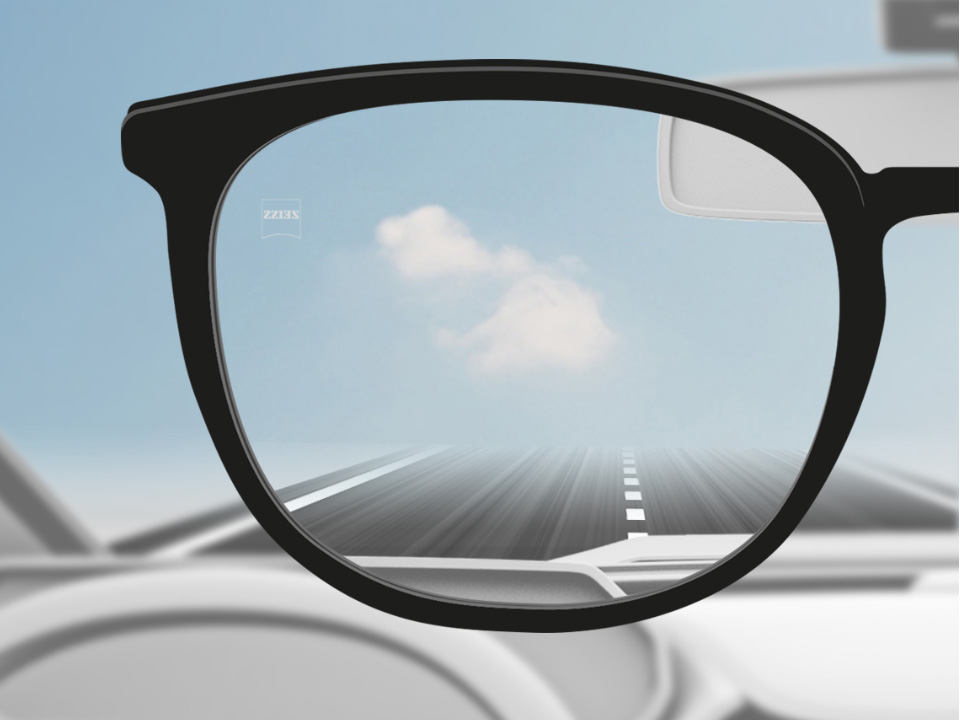 ZEISS DriveSafe単焦点レンズで見たドライバーの視覚画像。レンズ全体でクリアに見える。 
