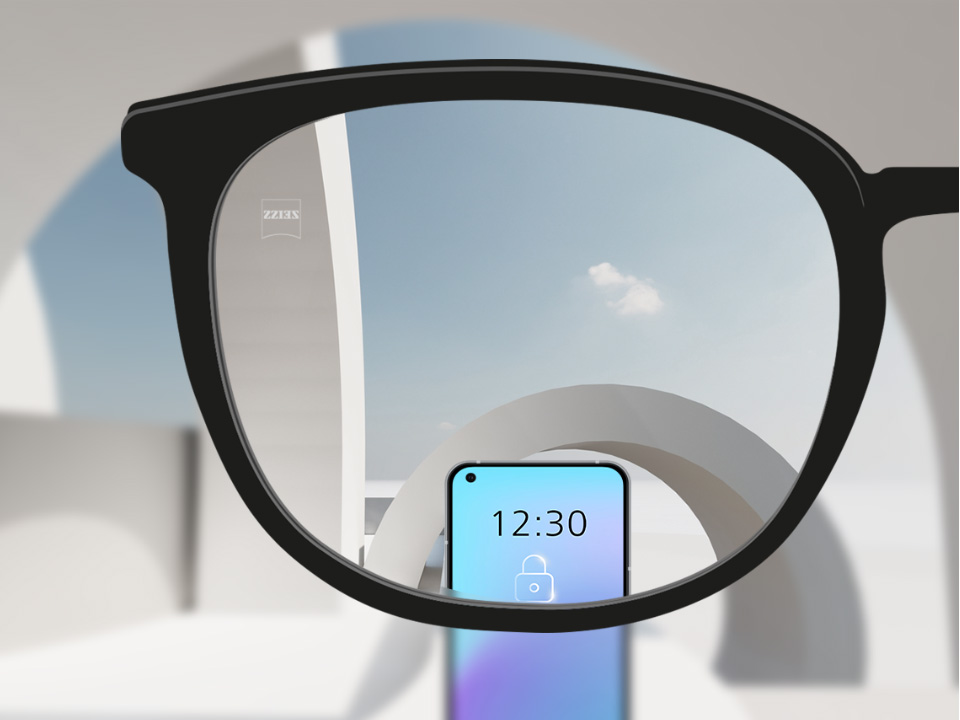 ZEISS SmartLife単焦点レンズで見たスマートフォン。レンズ全体でクリアに見える。