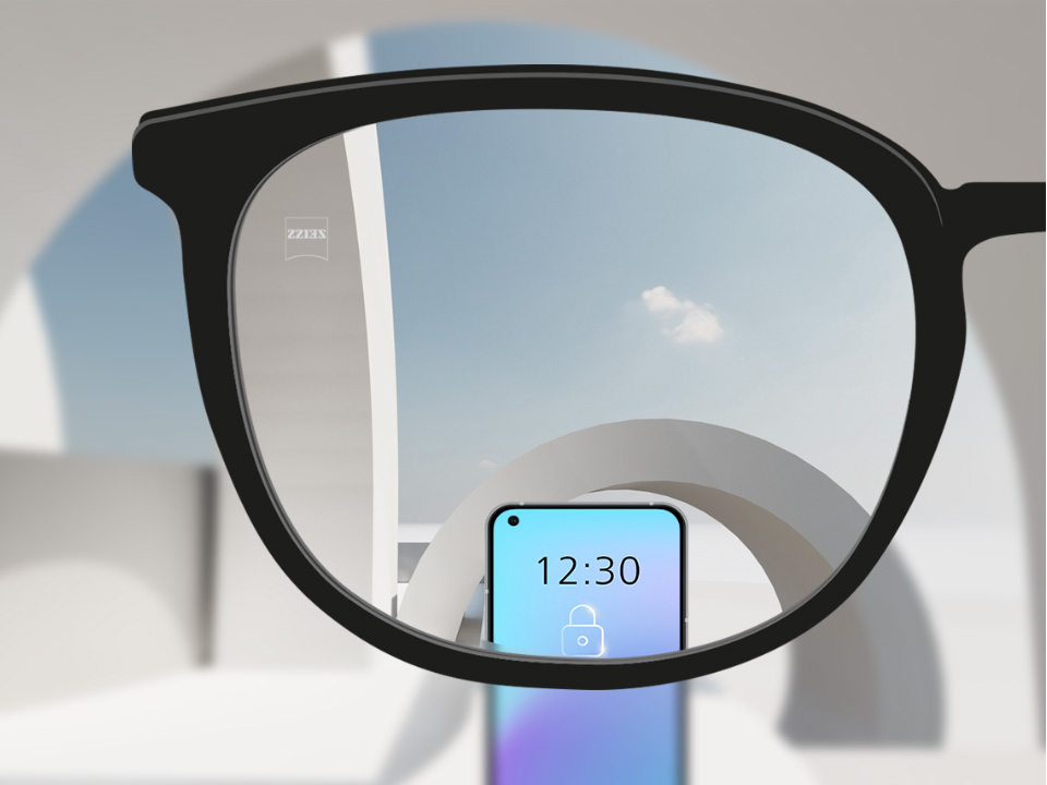 ZEISS SmartLife単焦点レンズで見たスマートフォン。レンズ全体でクリアに見える。