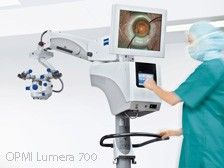 LUMERA 700の記録用USBメモリーを使用する手術衣の医師